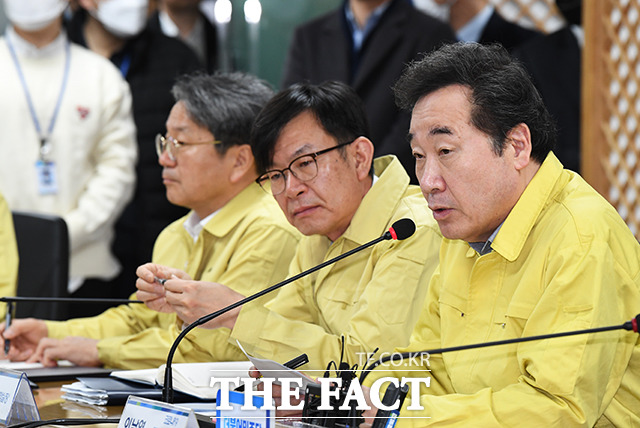 모두발언하는 이낙연 코로나19 재난안전대책위원회 위원장(오른쪽). /배정한 기자