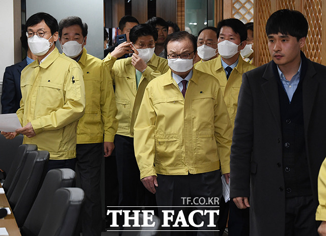 이낙연 코로나19 재난안전대책위원회 위원장(왼쪽 두번째)과 이해찬 대표가운데, 홍남기 경제부총리(왼쪽 다섯번째), 이인영 원내대표(왼쪽 여섯번째)가 25일 오전 서울 여의도 더불어민주당 중앙당사에서 열린 당정협의회에 마스크를 쓴 채 입장을 하고 있다. / 배정한 기자