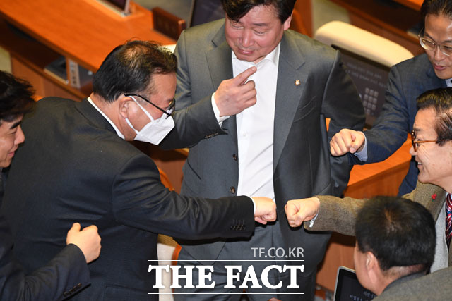 여당의 '대구 봉쇄' 실언에 김부겸 의원은 SNS에 "대구경북 시민들의 마음에는 또 하나의 비수가 꽂혔다"라고 답답함을 토로했다. 지난 20일 김 의원이 국회 본회의에 마스크를 쓰고 참석해 코로나19 예방법으로 동료 의원들과 인사를 나누고 있는 모습. /남윤호 기자