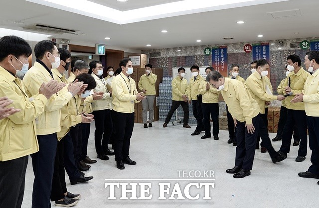 문재인 대통령은 25일 코로나19로 고통받는 대구를 방문해 "고위 당정협의회 결과 브리핑에서 최대한의 봉쇄정책을 시행한다는 표현이 있었으나 지역적인 봉쇄를 말하는 게 아니고 전파와 확산을 최대한 차단한다라는 것임을 분명히 밝힌다"고 해명했다. 문 대통령이 대구 코로나19에 대응하는 관계자들에게 인사하는 모습. /청와대 제공