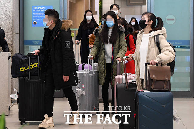 지난 24일 코로나19 사태가 확산하는 가운데 배재대학교 중국인 유학생 및 관광객들이 인천국제공항 제1터미널을 통해 입국하는 모습. /남용희 기자