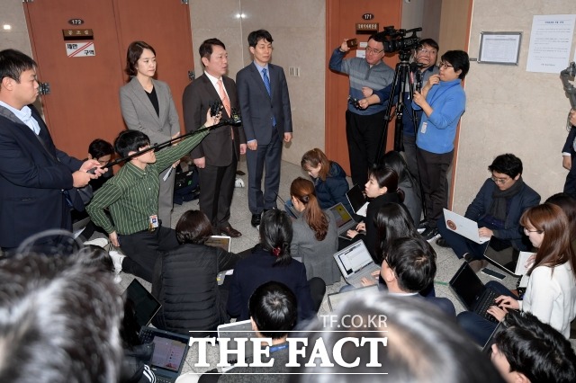 문재인 대통령의 복심 윤건영(오른쪽) 전 국정상황실장은 최근 민주당 위성정당인 비례민주당 창당과 관련해 "모든 가능성을 열어 놓고 생각해야 한다"고 주장했다. 사진은 지난 20일 국회 정론관에서 미래통합당의 문재인 대통령 탄핵 발언 관련 기자회견을 마친 고민정 전 청와대 대변인, 최재성 민주당 의원, 윤 전 실장.(왼쪽부터) /이선화 기자