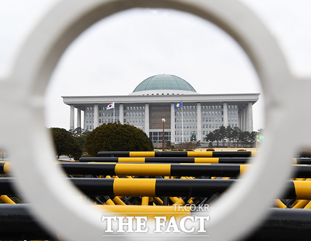 국회가 헌정 사상 처음으로 폐쇄됐다. 국회는 24일 오후 코로나19 확진자가 국회를 다녀간 것을 확인, 39시간 동안 국회를 폐쇄했다. 25일 폐쇄된 국회 전경. /배정한 기자