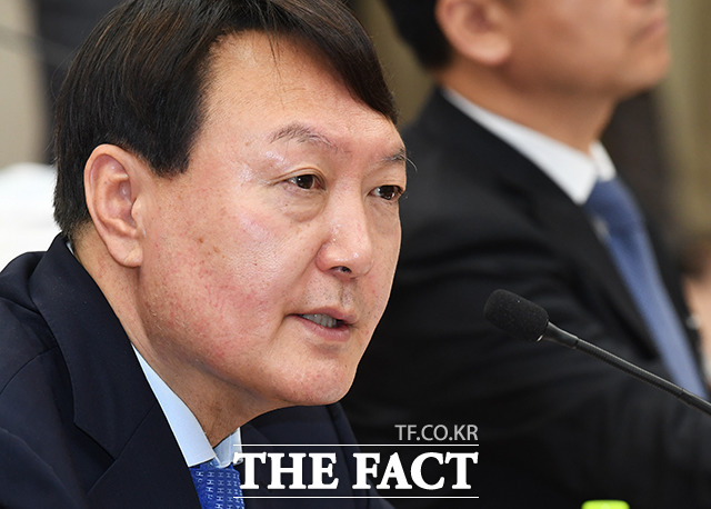 대검찰청은 27일 전국 검찰청에 '코로나19 관련 사건 엄단 지시 및 사건처리 기준 등 전파' 공문을 내려보내고, 보건용품 관련 범행 등에 엄정 대처하라고 지시했다. 사진은 윤석열 검찰총장/배정한 기자