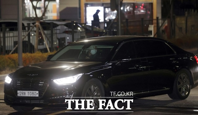 재수감된지 6일만에 풀려난 이명박 전 대통령이 25일 오후 서울 송파구 동부구치소에서 차량을 이용해 이동하고 있다. 이 전대통령은 보석 취소 결정에 불복해 대법원에 재항고장을 접수했기 때문에 이에 대한 결정이 나올때 까지 보석 상태를 유지한다. /뉴시스