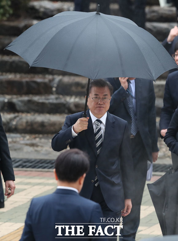 문재인 대통령이 28일 국회에서 여·야4당 대표들과 영수회담을 마친 뒤 차량으로 이동하고 있다. /국회=남윤호 기자