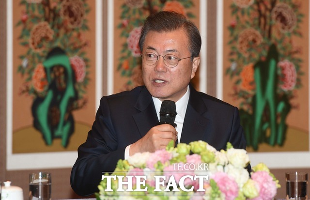 문재인 대통령이 28일 국회 사랑재에서 열린 '코로나19 극복을 위한 여야 정당대표와의 대화'에 참석해 발언하고 있다. /뉴시스