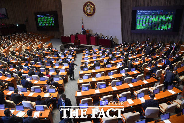 전문가들은 총선 연기로 정치권의 혼란과 더불어 국제적 고립 등 상황이 발생할 가능성이 높다고 우려했다. /남윤호 기자