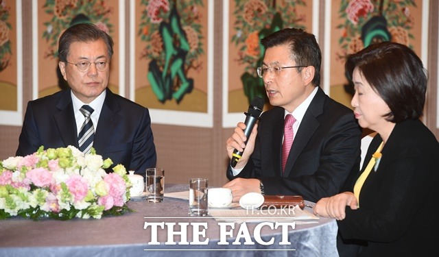 황교안 대표는 국회에서 열린 '코로나19 극복을 위한 여야 정당대표와의 대화'에서 "코로나 사태의 피해자인 우리 국민을 갑자기 가해자로 둔갑시켜서 책임을 씌운 박능후 장관, 세계 주요 국가가 우리 국민의 입국을 막고 또 심지어 부당한 격리 조치를 당하고 있는데도 속수무책 아무것도 하지 않는 강경화 장관, 즉각 경질하십시오"라고 요청했다. /뉴시스