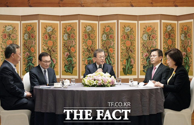 문 대통령이 여야 4당 대표에게 코로나19 대책 등을 설명했다. 문 대통령 회동한 민생당 유성엽·민주당 이해찬·통합당 문 대통령·황교안·정의당 심상정 대표.(왼쪽부터)/청와대 제공