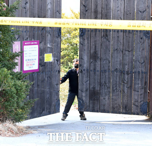 이만희 신천지예수교 증거장막성전(신천지) 총회장의 기자회견이 2일 오후 3시에 진행될 예정인 가운데 이날 오전 경기도 가평군 신천지 평화의궁전에서 한 관계자가 출입문을 열고 있다. /가평=임세준 기자