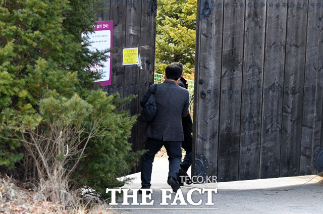 신천지 관계자들이 평화의궁전으로 들어가고 있다.
