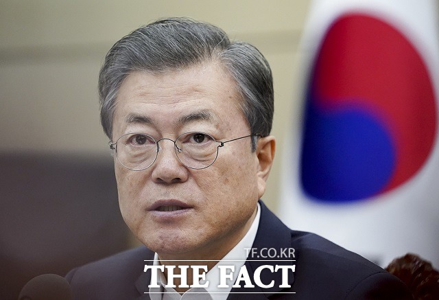 문재인 대통령은 1일 '마스크 대란'을 해소하기 위한 대책을 최우선으로 강구하라고 정부에 지시했다. /청와대 제공