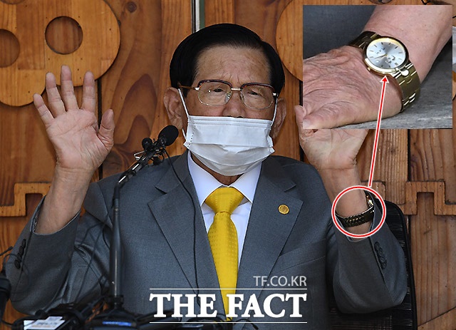 이만희 신천지 총회장에게 시계를 선물했다고 주장한 신도는 "2012년 대선 당시 박근혜 캠프에서 활동한 뒤 받은 시계"라고 밝혔지만 금장 시계는 생산되지 않은 것으로 확인됐다. /이효균 기자