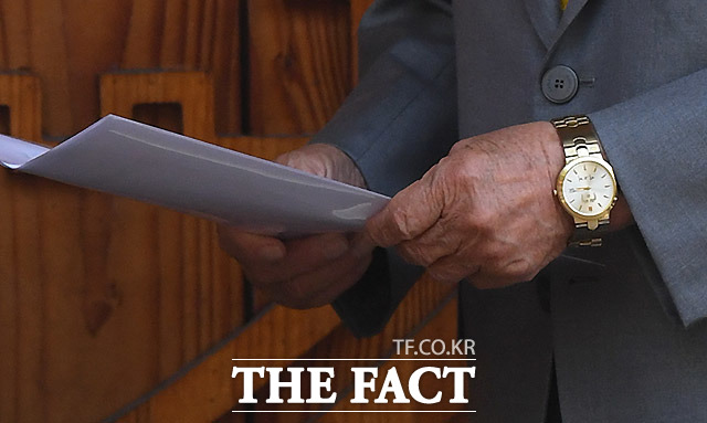 이만희 신천지예수교 증거장막성전 총회장이 2일 기자회견에서 박근혜 전 대통령 이름이 새겨진 시계를 차고 나와 진위 논란이 불거졌다. 이 씨의 시계가 진품이 아닌 짝퉁으로 확인된 이후 신천지 측이 정세균 국무총리의 시계도 선물 받았다고 밝혔다. 정 총리는 즉각 사실이 아니라고 반박했다. /이효균 기자