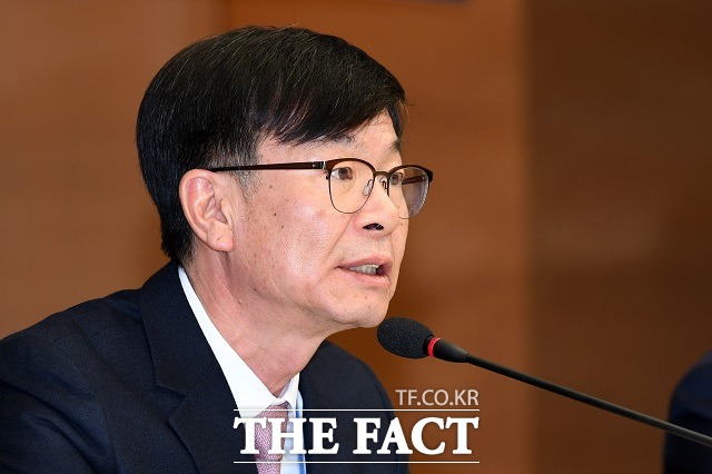 김상조 청와대 정책실장은 3일 CBS라디오 '김현정의 뉴스쇼'에 출연해 '마스크 대란'에 대해 "송구하다"며 사과했다. /남용희 기자