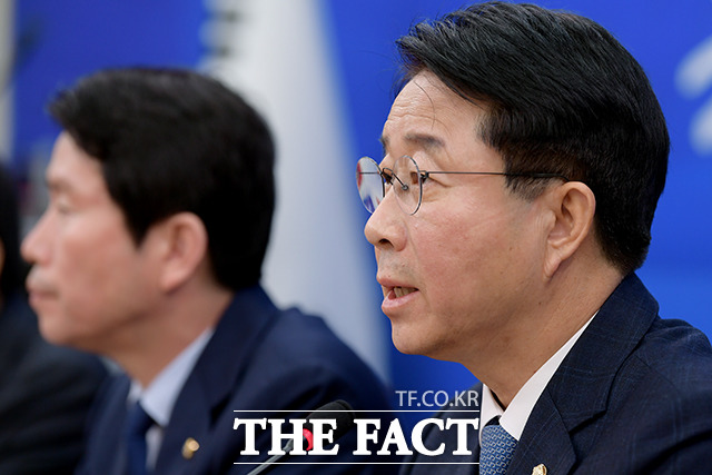 조정식 정책위의장은 3일 "특정 정당과의 유착관계에 대한 국민적 의혹에 대해서도 명백한 입장 표명을 요구한다"고 말했다. 지난달 20일 열린 정책조정회의에서 발언하고 있는 조 정책위의장. /이선화 기자