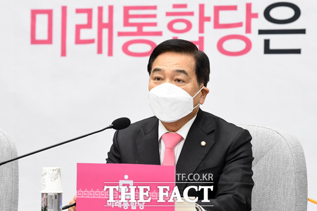 신천지와 미래통합당과의 연관성에 나타난 의혹과 관련해 심재철 원내대표는 "신천지를 저희들이 비호할 생각도 없다"며 "정부의 무능을 감추기 위한 수단으로 쓰여선 안 된다"고 지적했다. 지난달 28일 열린 원내대책회의에서 심 원내대표가 발언하고 있는 모습. /남윤호 기자