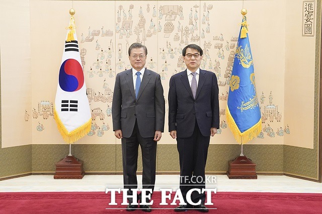 문재인 대통령이 5일 청와대 본관에서 노태악 신임 대법관에게 임명장 수여한 후 기념촬영을 하고 있다. /청와대 제공