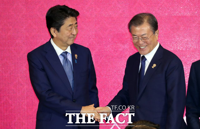 월스트리트저널 등 외신에서도 일본의 입국 조치에 대해 '매우 엄격한' 입국 제한 조치라고 평가했다. 문재인 대통령이 지난해 역내포괄적경제동반자협정(RCEP) 정상회의에 참석해 아베 신조 일본 총리와 악수를 하고 있다. /뉴시스
