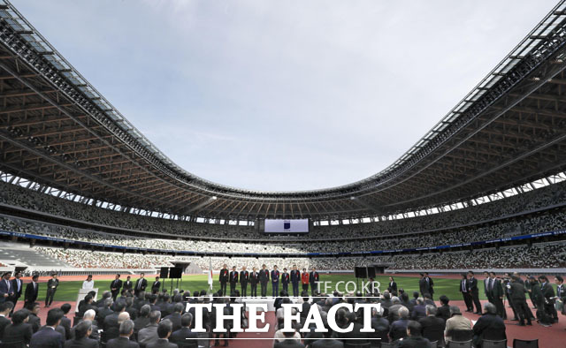 전문가들은 7월 24일 개막 예정인 도쿄올림픽과 관련해서 취소·연기론이 나오는 것도 아베 총리 입장에선 부담으로 작용했을 것으로 해석했다. 2020년 도쿄올림픽 주경기장 준공식이 지난해 12월 아베 신조 일본 총리와 고이케 유리코 도쿄도 지사 등이 참석한 가운데 열렸다. /교도통신.뉴시스