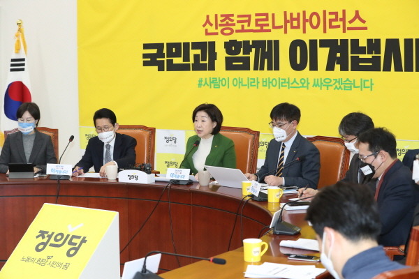 민주당에선 비례연합정당 논의에 대한 소수정당의 입장이 달라지고 있어 파악을 한 뒤 입장을 밝힌다고 했다. 하지만 정의당은 비례연합정당에는 참여하지 않겠다는 뜻을 연일 강조하고 있다. 일각에선 진영대결 국면에서 민주당이 중도층 이탈을 가져올 수 있는 비례연합정당 직접 참여는 적절치 않다는 분석이 나오고 있다. 5일 심상정 정의당 대표가 국회에서 열린 상무위원회에서 발언하는 모습. /뉴시스