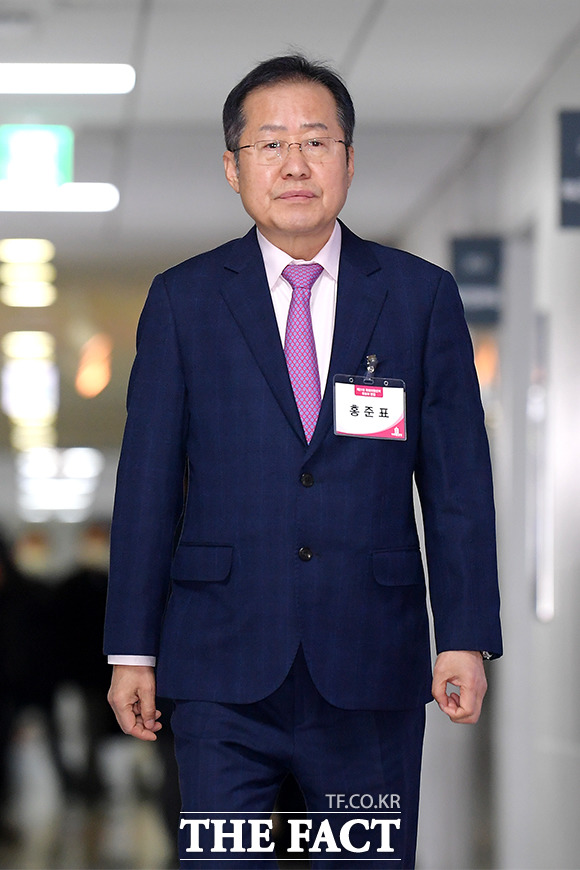 홍준표 전 자유한국당 대표가 8일 미래통합당의 경남 양산을 공천 심사를 "불의와 협잡의 전형"이라 평가하면서 무소속 출마를 예고했다. 홍 전 대표가 지난달 20일 국회 의원회관에서 열린 공천 면접에 참석하는 모습. /이선화 기자