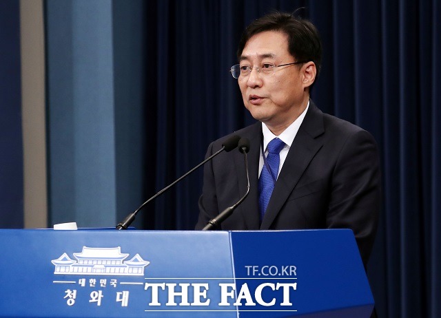 강민석 청와대 대변인은 8일 서면 브리핑을 통해 "일본은 한국에 대해 이런 과도한 조치를 취하면서도 단 한 마디 사전 협의도 없었다"고 비판했다. /뉴시스