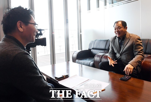 "다작 배우, 만능연기자로 불러주세요." 유형관은 "배우 37년간 왕이나 대통령 배역만 빼고 거의 다 해본 것 같다"고 했다. 스페셜 인터뷰는 지난 6일 서울 상암동 더팩트 사옥에서 2시간 동안 진행됐다. /이효균 기자