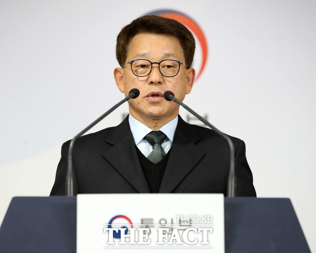 통일부가 우리 정부가 북한의 마스크 지원 요청을 거절했다는 보도에 대해 "사실 무근"이라고 답했다. 브리핑 하는 여상기 통일부 대변인. /뉴시스