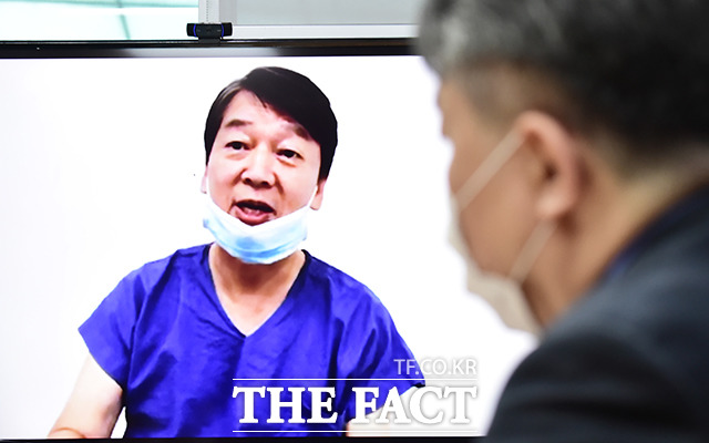 안철수 국민의당 대표는 코로나19 사태에 따른 대구 동산병원 의료봉사에서 안타까운 사연을 접해 안타까바고 했다. 안 대표는 9일 국민의당 화상 최고위원회의에서 확진자의 남편이 사망한 사연을 소개하며 "국가의 역할이 무엇인지 생각한다"고 말했다. 지난 4일 화상회의 중인 안 대표. /배정한 기자