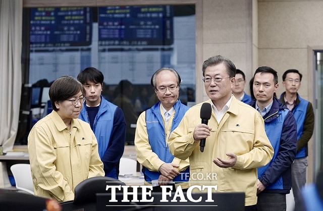 문재인 대통령이 11일 충북 청주시 질병관리본부 긴급상황실을 방문해 신종 코로나바이러스 감염증(코로나19) 대응에 총력을 쏟고 있는 직원들을 격려하고 있다. 왼쪽은 정은경 본부장. /청와대 제공