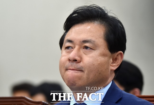 김영춘 의원도 "준연동형 비례대표제는 우리 민주당에게 불리하지만 정치개혁을 위해 스스로 앞장서 추진했다"며 "당장 눈에 보이는 숫자들이 불리하다고 해서 그 꼼수를 따라하는 것은 명분도 없고 민주당 정신에도 어긋난다"고 반대의사를 밝혔다. /이새롬 기자