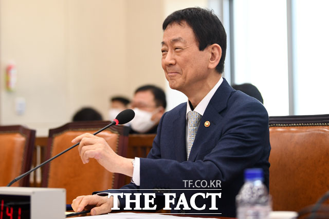 이날 진영 장관은 투표율 제고를 위해 투표소를 찾은 유권자들에게 마스크를 주자는 의원들의 제안에 "천만 장 이상이 필요한데 그 관계를 알아보겠다"고 긍정적인 답변을 남겼다. /남윤호 기자