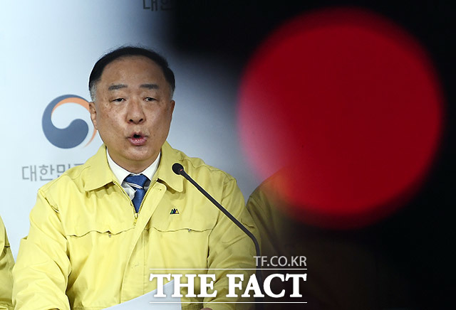 홍남기 경제부총리 겸 기획재정부 장관은 12일 이해찬 민주당 대표이 '해임 발언'이 나온 것과 관련해 "위기를 버티고 이겨내 다시 일어서게 하려고 사투 중인데 갑자기 거취 논란이…혹여나 자리에 연연해하는 사람으로 비칠까 걱정"이라고 밝혔다. /이동률 기자