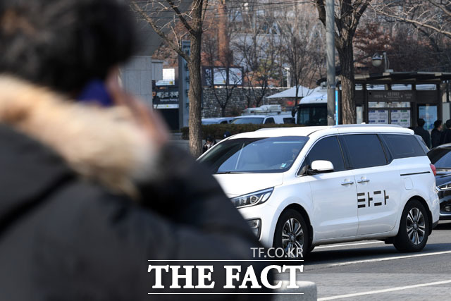 다음 달 10일 이후 타다 베이직 서비스를 중단하는 타다 운영사 VCNC가 해당 사업을 담당했던 비정규직 파견 사무직 직원 30%에 권고사직을 요구했다. /더팩트 DB