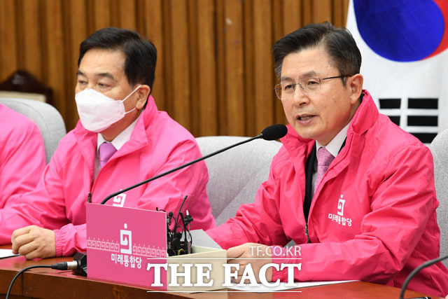 통합당 최고위는 공관위에 재의를 요청했지만 컷오프된 의원들의 부활은 일부에 그쳤다. 지난 2일 열린 최고위원회의에서 발언하는 황 대표. /남윤호 기자