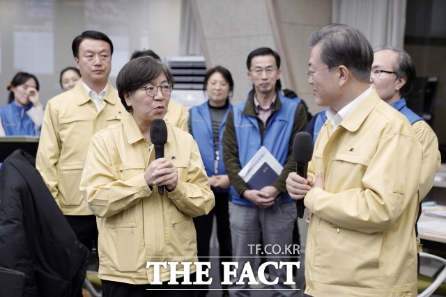 지난 11일 문재인 대통령이 충북 청주시 질병관리본부 긴급상황실을 방문해 '코로나19' 대응에 사력을 다하고 있는 정은경 본부장을 비롯한 직원들을 응원했다. /청와대 제공