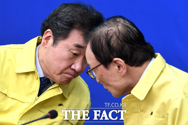 민주당이 비례대표용 연합정당에 참여하기로 결정한 가운데 취재진들 사이에선 '예상된 수순'이라는 목소리가 나온다. 이해찬, 이낙연 더불어민주당 상임선대위원장이 지난 2월28일 국회에서 열린 제2차 선거대책위원회 회의에 참석해 대화하고 있는 모습. /남윤호 기자