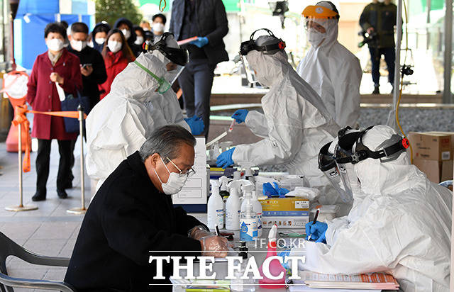 권 시장은 감염원 조기발굴, 역학조사 정상화 등을 약속하며 시민들에 코로나19 확산 방지 운동에 동참해달라고 주문했다. 사진은 서울 구로구 신도림동에 설치된 선별검사 진료소 모습. /임영무 기자