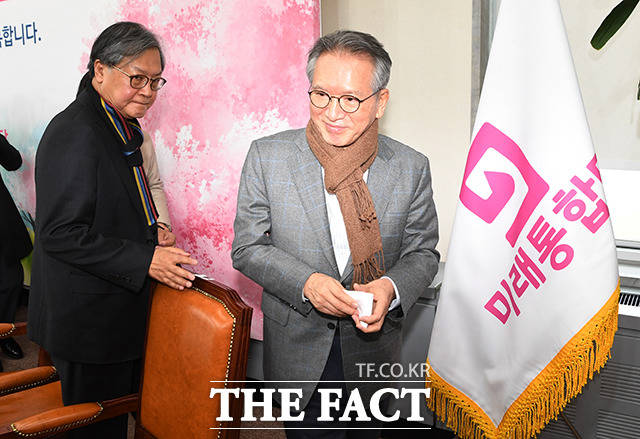 미래통합당은 15일 공천 후보자 면접을 마무리했다. 통합당은 비례대표 심사결과를 16일 오후께 발표할 예정이다. 사진은 지난 13일 오전 서울 여의도 국회에서 기자회견을 열고 "공천 논란에 대한 모든 책임을 떠안겠다"며 사퇴 의사를 밝힌 김형오 통합당 공천관리위원장이 회의실을 나서고 있는 모습. /배정한 기자.