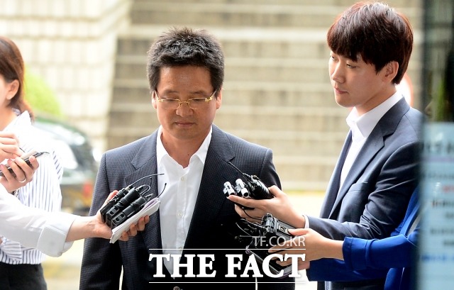 건설업자 윤중천 씨가 김학의 전 법무부 차관 등 고위층을 상대로 성 접대를 했다는 의혹이 처음 제기됐을 당시인 2013년 7월 서울 서초구 서울중앙지법에 구속 전 피의자심문(영장실질심사)을 위해 들어서고 있다. /더팩트DB