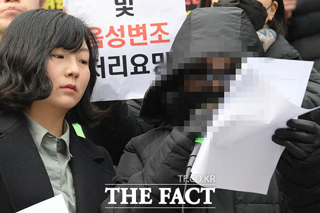 지난해 3월15일 오전 서울 종로구 세종문화회관 계단 앞에서 한국여성의전화와 성매매문제해결을위한전국연대가 '김학의 전 법무부 차관 등에 의한 성폭력 사건' 및 '고 장자연 씨 사건' 진상 규명 촉구 기자회견을 연 가운데 김학의 전 법무부 차관 사건의 피해자(오른쪽)가 발언하고 있다./김세정 기자