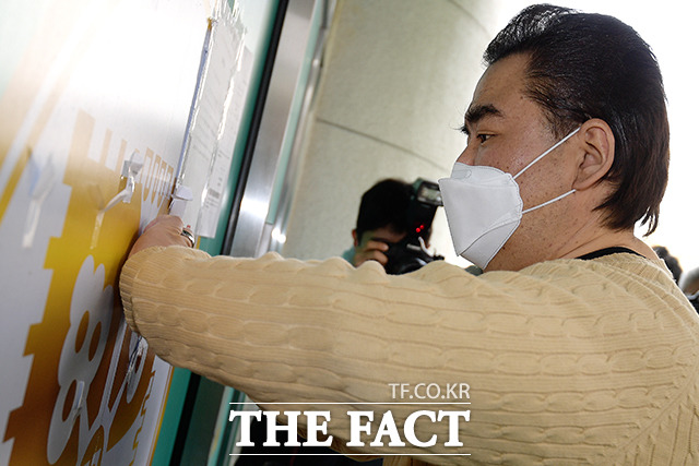 문을 열어보지만, 열리지 않는 문