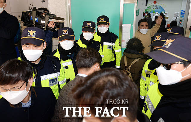 내부 진입을 위한 신천지 관계자들도 입장