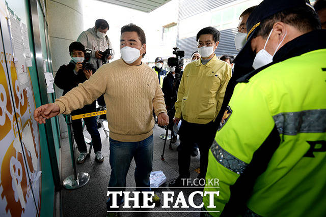 내부로 들어가기 위해 정문으로 모인 관계자들