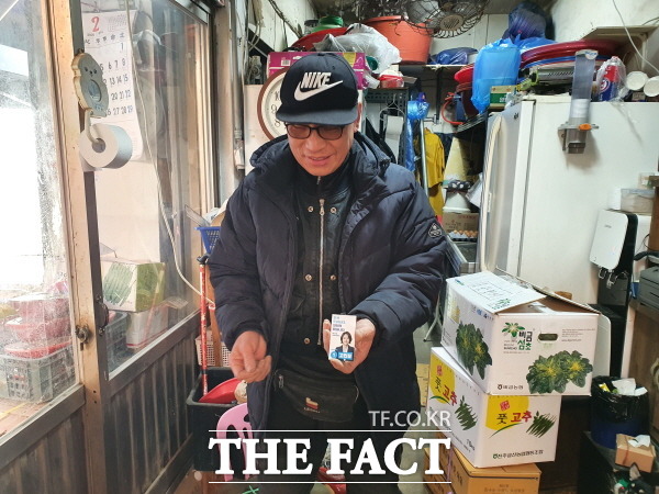 고 전 대변인을 직접 본 광진 주민들은 "젊고 참신해서 좋다"는 반응과 "오세훈 전 시장을 상대하기엔 너무 어려보였다"는 반응으로 나뉘었다. 영동교시장 채소 가게 주인이 고 전 대변인에게 받은 명함을 보여주고 있다. /광진구=박숙현 기자