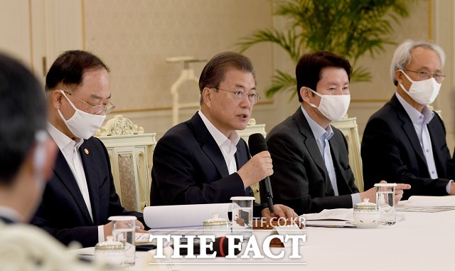 문재인 대통령이 18일 청와대에서 열린 코로나19 대응 논의를 위한 경제주체 원탁회의에 참석해 발언하고 있다. /뉴시스