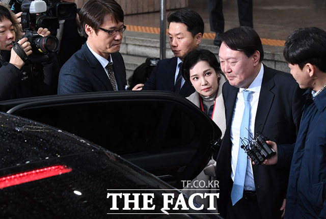 검찰이 진정 5개월 만에 윤석열 검찰총장 장모의 은행 잔고증명서 위조 의혹 수사에 들어갔다. 사진은 지난 1월 법무부를 방문한 윤 총장./임세준 기자