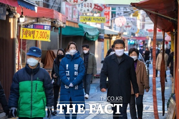 지난 11일 화양제일시장을 찾아 출근길 인사하고 있는 고 전 대변인. / 출처=고민정 페이스북